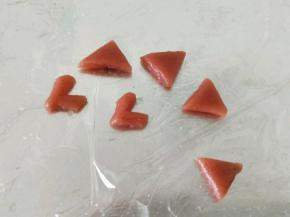 剩下的边边角角留一个5克左右的面团，加入一丢丢红曲粉揉均匀。
红色面团也擀成薄片，然后切成小的爱心。