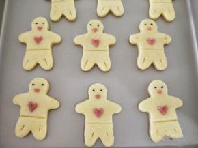 做好后小心地把它移到烤盘上面，最后用刮板在腰和腿的位置压一下。