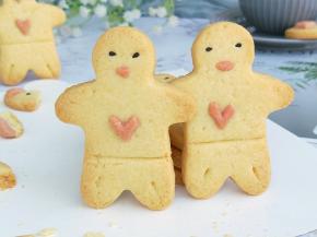 全部做好后放到预热好的烤箱，上管160度，下管140度，烤15~20分钟左右，表面上色均匀就可以啦。