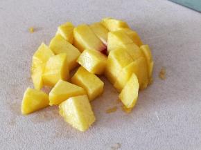 黄桃去皮切块。