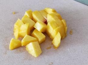 黄桃去皮切块。