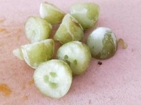 葡萄分成两半，我是放到冷冻室了，吃的时候还有点沙沙的，好吃。