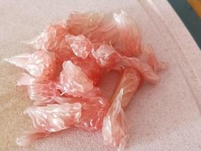 红心蜜柚也掰成小块。