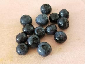 蓝莓洗干净沥干水分。