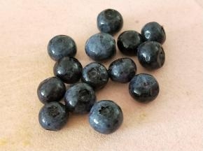 蓝莓洗干净沥干水分。