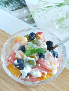 然后挤入适量的香甜沙拉酱。