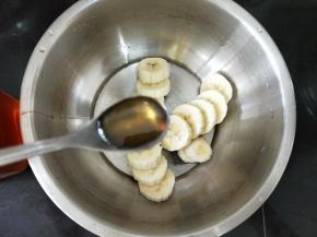 香蕉去皮切成片，然后加入一勺蜂蜜。