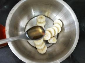 香蕉去皮切成片，然后加入一勺蜂蜜。