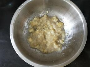 尽量把香蕉压成糊状。因为我这个香蕉是还不够熟不够软，所以我直接带手套抓碎了。