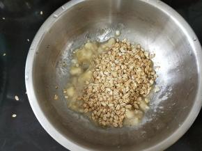 然后倒入90克的燕麦。