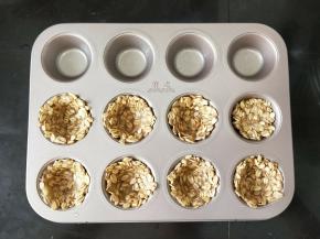 先在模具那里刷一层油防粘。然后将搅拌好的燕麦放到模具里。用勺子尽量压成厚薄一样的杯状。
然后放入预热好的烤箱，上下上下管160度烤20分钟左右。出炉量量好用脱毛刀沿着模具旁边轻轻一推，它就很容易脱模啦。