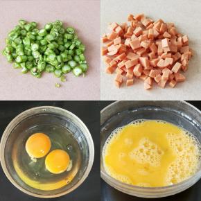 豆角冲洗干净，然后切成小段，火腿肠去皮也切成小丁备用。把两个鸡蛋打入碗里，加入一丢丢白糖和少许盐，再加入一点点清水搅打均匀。