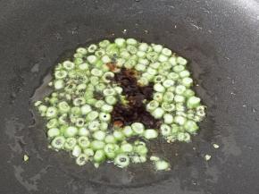 锅烧热放适量油，先放豆角小火煸炒一下，然后再加入蚝油继续煸炒一会儿。