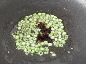 锅烧热放适量油，先放豆角小火煸炒一下，然后再加入蚝油继续煸炒一会儿。