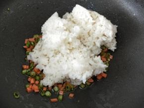 最后倒入米饭，再加入适量盐翻炒均匀就可以出锅啦。