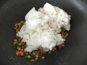 最后倒入米饭，再加入适量盐翻炒均匀就可以出锅啦。
