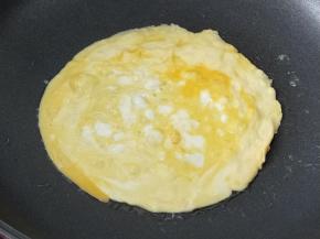 锅重新烧热，放一点点油，倒入一半的鸡蛋液。