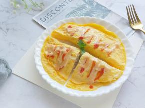 继续小火煎半分钟就可以出锅啦，最后在上面挤一些番茄酱和沙拉酱，就美美的开吃吧。