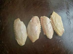 做法：
鸡翅洗干净后用厨房纸吸干水分，然后在鸡翅的两面都打上两刀，这样子方便入味。