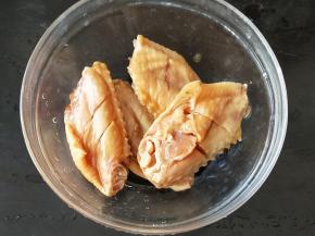 然后加入除了蜂蜜和芝麻以外的所有调味料，搅拌均匀，放到冰箱冷藏一个晚上。