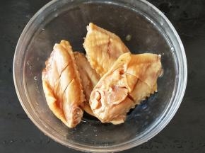 然后加入除了蜂蜜和芝麻以外的所有调味料，搅拌均匀，放到冰箱冷藏一个晚上。