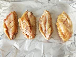 第二天拿出鸡翅，先在烤盘底下垫上一块锡纸，然后把鸡翅摆在上面。
摆好鸡翅后放到预热好的烤箱180度烤20分钟。