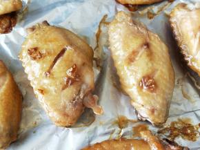 接着把鸡翅拿出来，两面都刷上一层蜂蜜，继续烤10分钟左右就可以了。