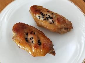 最后在鸡翅上面撒一点熟芝麻就可以开吃了。