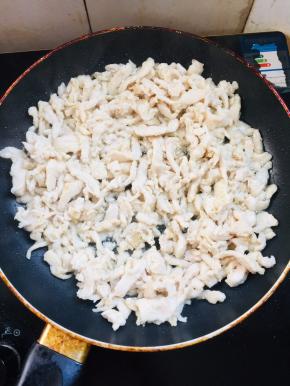 热锅凉油，放入腌制好的鸡丝，翻炒至鸡丝发白即可盛出备用。