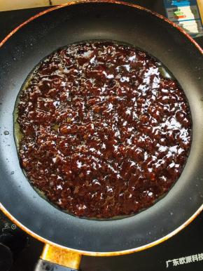 锅里放少许油，放入甜面酱，蚝油，糖小火熬至糖融化，酱汁儿浓稠。
