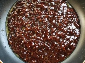 锅里放少许油，放入甜面酱，蚝油，糖小火熬至糖融化，酱汁儿浓稠。