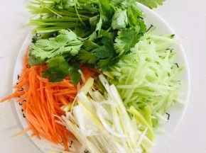 胡萝卜削皮切成丝，黄瓜削皮切成丝，葱切成丝，香菜洗净备用！