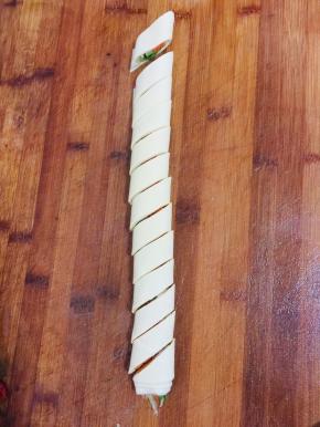 斜切成大小一致的段儿备用。