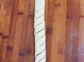 斜切成大小一致的段儿备用。