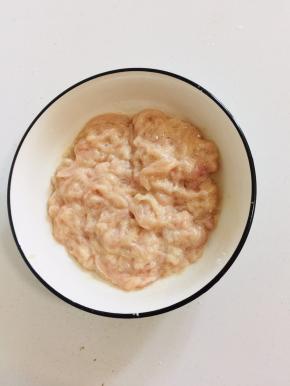 鸡胸肉洗净切成丝，加入一颗蛋清，料酒，玉米淀粉拌匀腌制十分钟备用！