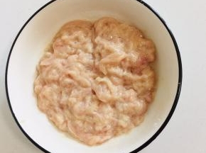 鸡胸肉洗净切成丝，加入一颗蛋清，料酒，玉米淀粉拌匀腌制十分钟备用！