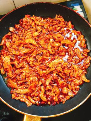 放入炒好的鸡肉丝翻炒均匀即可。