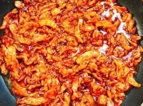 放入炒好的鸡肉丝翻炒均匀即可。