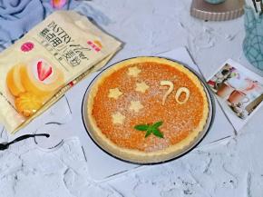 戴上隔热手套取出模具，趁热脱模，把70的数字摆在右上角，干奶酪用模具压出五角星，摆放在左上角，再筛上奶粉，就可以啦～