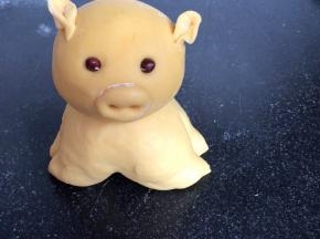 用黄面团做一只小金猪，用红豆做小金猪的眼睛