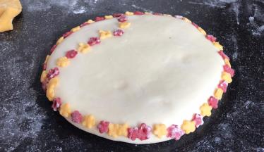 沾湿后贴在白面饼的周围