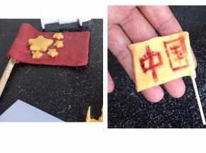 先用红面团做一面国旗，用黄面团做出五角星，沾湿贴在红旗上，再做一面黄旗写上自己想表达的意思