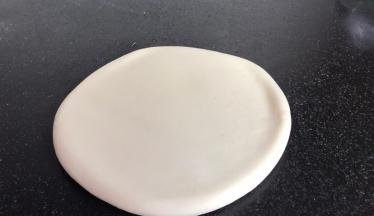 再把白面揉匀擀成1厘米厚的圆饼