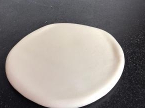 再把白面揉匀擀成1厘米厚的圆饼