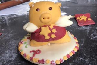 把小金猪放在白面饼中间