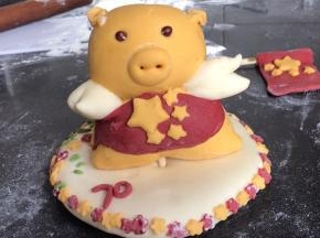 把小金猪放在白面饼中间