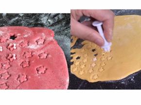 用红、黄面团擀成薄饼皮，用花模各压出28朵花，一共56朵花，代表中国56个民族