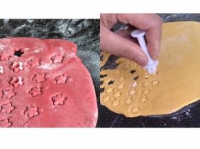 用红、黄面团擀成薄饼皮，用花模各压出28朵花，一共56朵花，代表中国56个民族