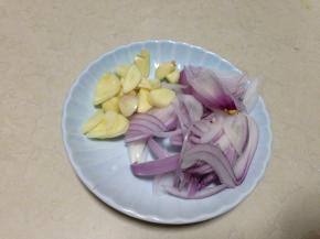 洋葱切丝、蒜切片、姜切片