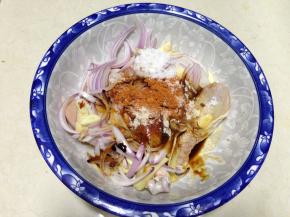 鸡腿洗净控水加入老抽、生抽、蚝油、蜂蜜、白糖、奥尔良腌料、料酒、洋葱丝、蒜片、姜片